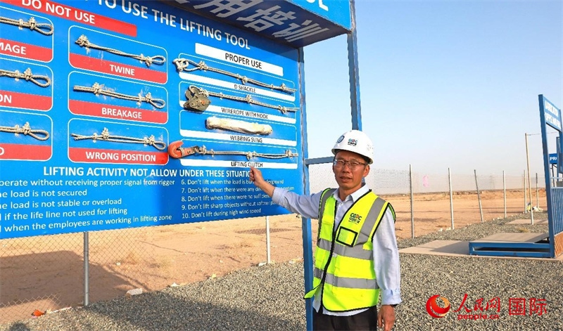 中國能建國際工程公司副總經(jīng)理兼阿爾舒巴赫電站項目經(jīng)理熊高峽展示安全培訓(xùn)中心設(shè)施。人民網(wǎng)記者 管克江攝