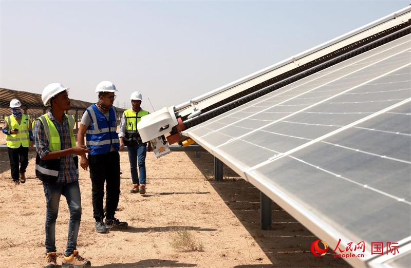 工作人員在測試自動清掃機器人。人民網(wǎng)記者管克江攝