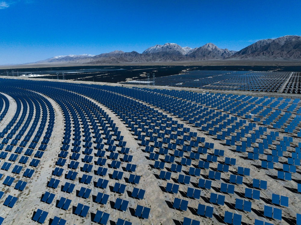 這是2024年4月23日在青海省海西蒙古族藏族自治州德令哈市光伏（光熱）產(chǎn)業(yè)園拍攝的光熱電站（無人機(jī)照片）。新華社記者 張龍 攝