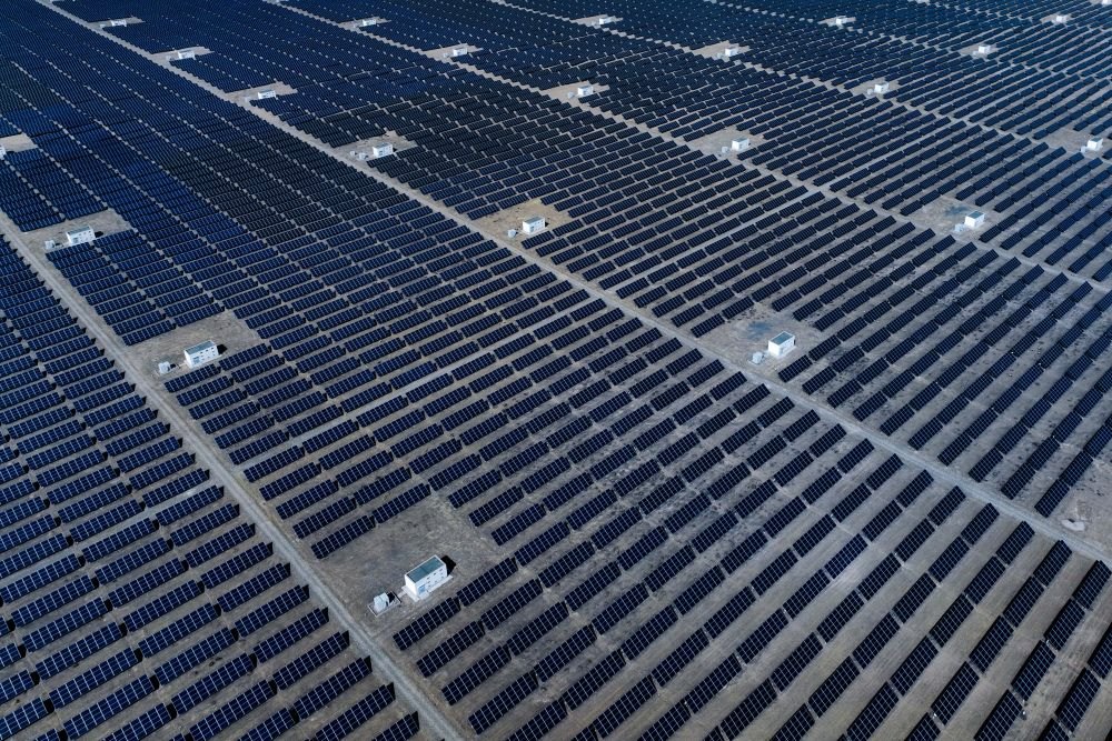 這是2024年4月15日在青海省海南藏族自治州共和縣塔拉灘綠色產(chǎn)業(yè)發(fā)展園區(qū)拍攝的光伏電站。新華社記者 張龍 攝