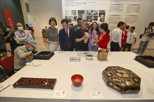 2023年5月28日，北京，推光漆器匠人為駐華使節(jié)展示技藝。