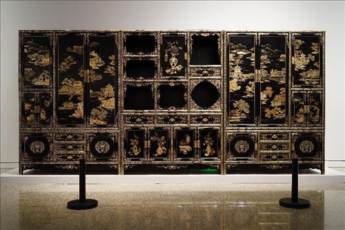 2023年7月9日，北京，中國(guó)工藝美術(shù)館·中國(guó)非物質(zhì)文化遺產(chǎn)館，“山西特色專業(yè)鎮(zhèn)·平遙非遺雙寶中華行”展覽展出的推光漆器作品。