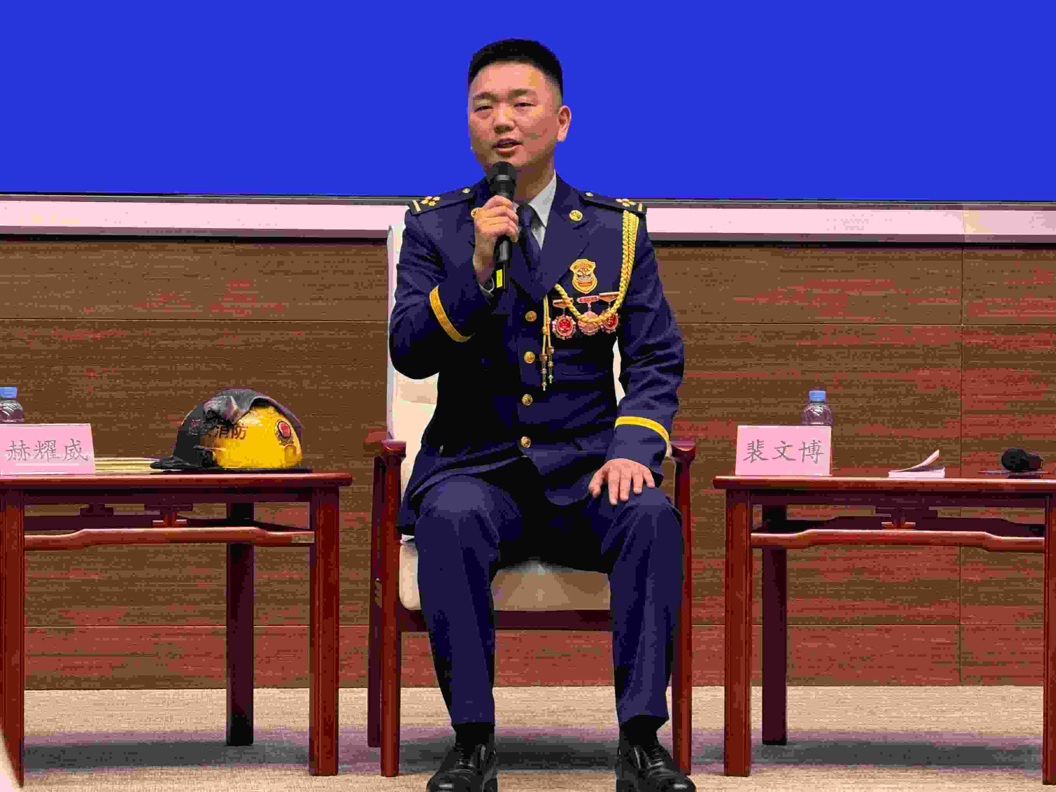 寶塔消防救援站政治指導(dǎo)員裴文博在回答記者提問。人民網(wǎng)記者 郝萍攝