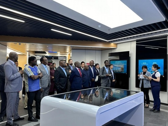 使節(jié)團(tuán)考察云上貴州大數(shù)據(jù)集團(tuán)展示中心。新華社記者 袁睿 攝