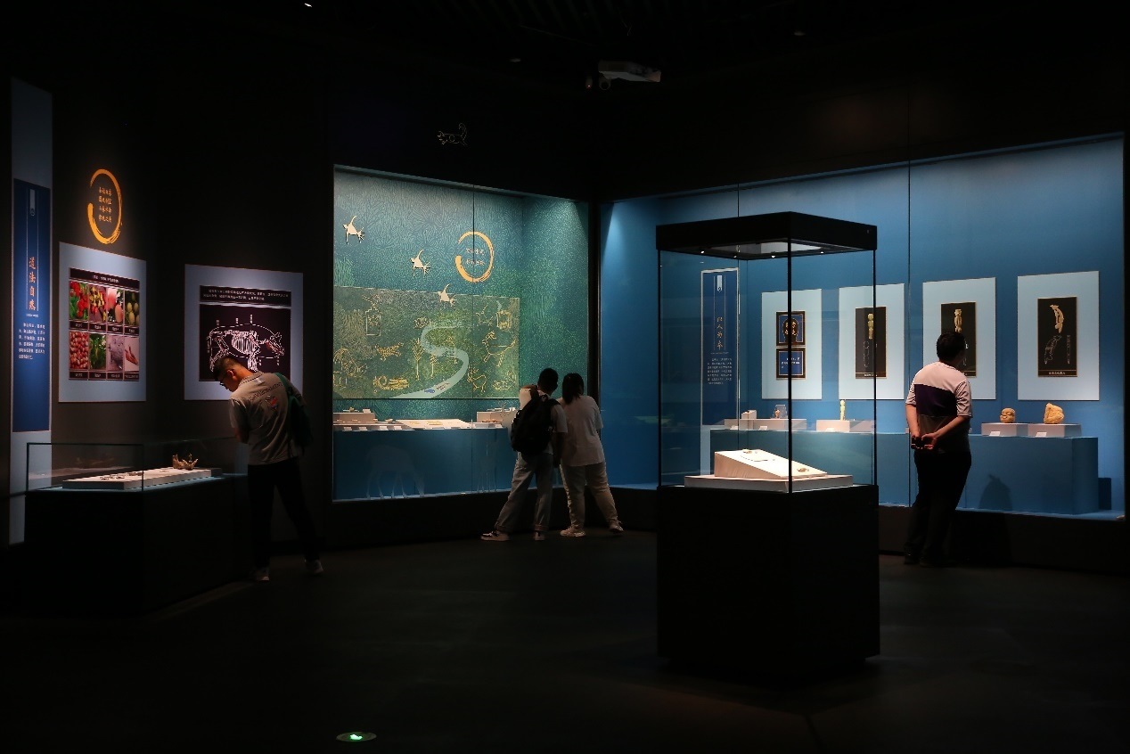 觀眾正在參觀展覽。國家文物局供圖