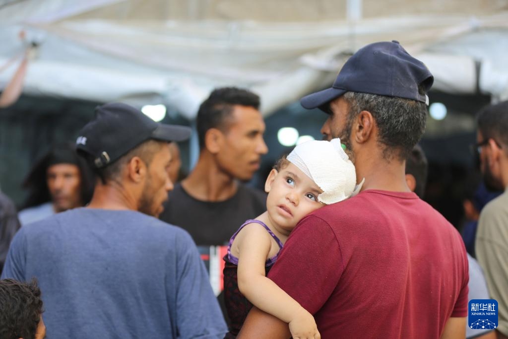 這是6月8日在加沙地帶中部努賽賴特難民營拍攝的傷員。新華社發(fā)（馬爾萬·達烏德攝）
