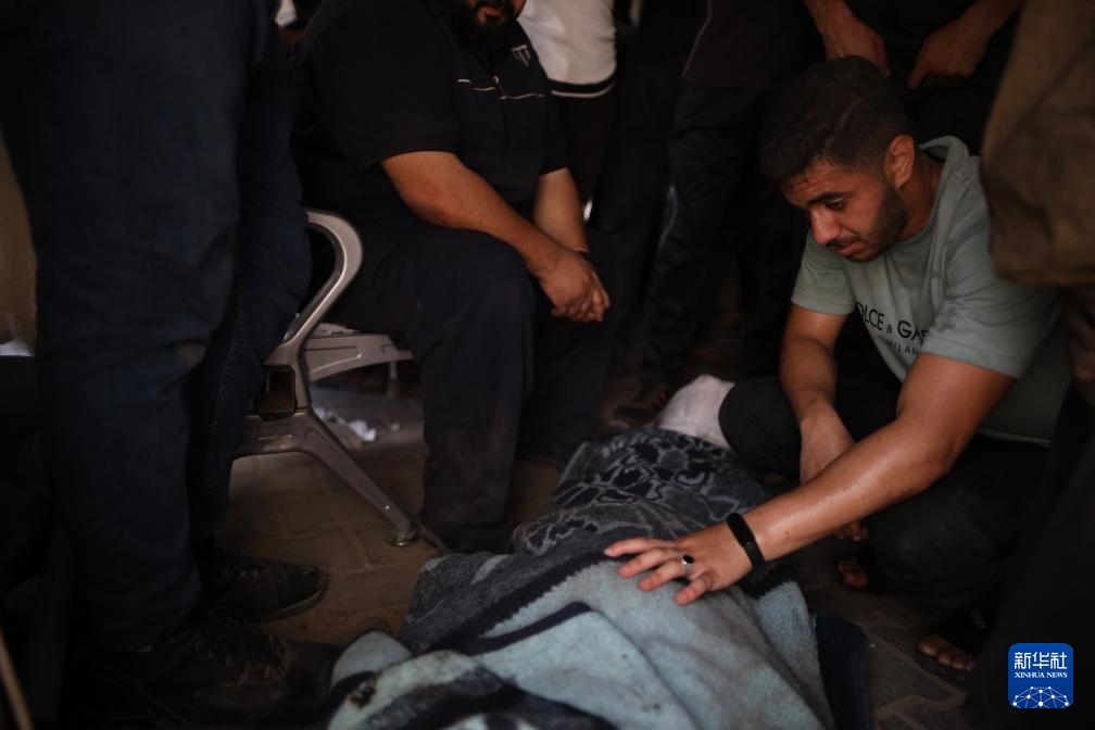 這是6月8日在加沙地帶中部努賽賴特難民營拍攝的以軍襲擊受害者。新華社發(fā)（馬爾萬·達烏德攝）