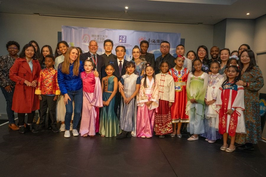 中南嘉賓與選手們合影。