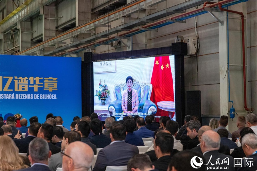 中國(guó)駐里約熱內(nèi)盧總領(lǐng)事田敏在視頻致辭中表示，中國(guó)是米納斯吉拉斯州第一大貿(mào)易伙伴和重要投資來(lái)源國(guó)。近年來(lái)，雙方在貿(mào)易投資、科技創(chuàng)新、裝備制造、人文交流等領(lǐng)域開(kāi)展了富有成果的合作。 人民日?qǐng)?bào)社拉美中心分社 威廉·科埃略·維亞納攝