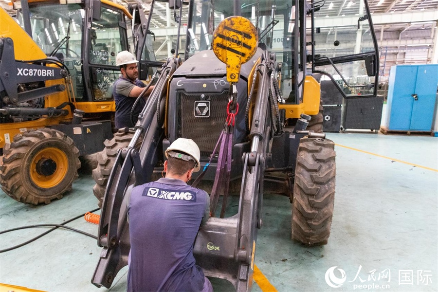 兩名徐工巴西制造基地的當(dāng)?shù)貑T工正在進(jìn)行設(shè)備安裝和調(diào)試。 人民日?qǐng)?bào)社拉美中心分社 威廉·科埃略·維亞納攝