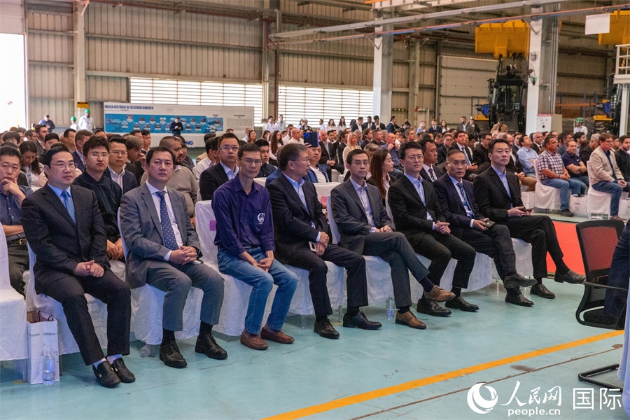 巴西米納斯吉拉斯州、波蘇阿雷格里市政府官員，徐工巴西制造的供應(yīng)商、經(jīng)銷(xiāo)商、客戶(hù)伙伴和員工代表，以及在巴中資機(jī)構(gòu)代表等200多人，出席了徐工巴西制造投產(chǎn)運(yùn)營(yíng)10周年暨第23456臺(tái)產(chǎn)品下線儀式。 人民網(wǎng) 威廉·科埃略·維亞納攝