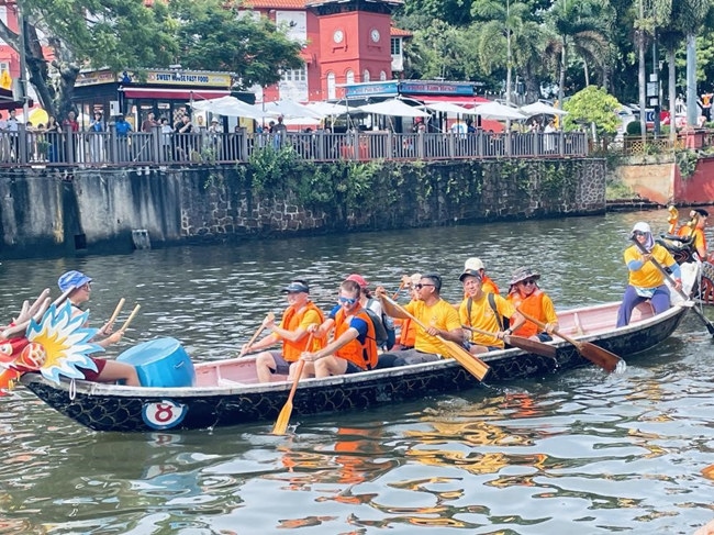 多元種族共同奮輯前進，體驗在馬六甲河劃龍舟，引來大批游客駐足圍觀。組委會供圖