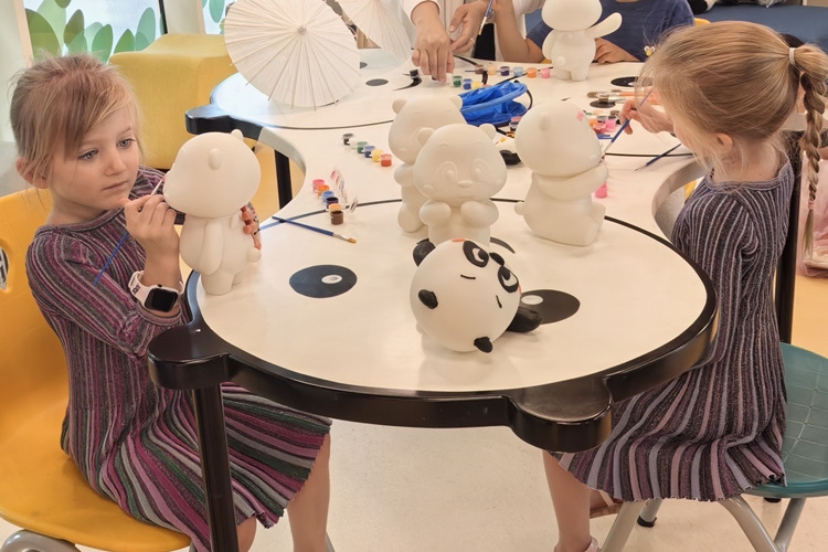 卡塔爾當地兒童參與彩繪熊貓活動。四川省文旅廳供圖