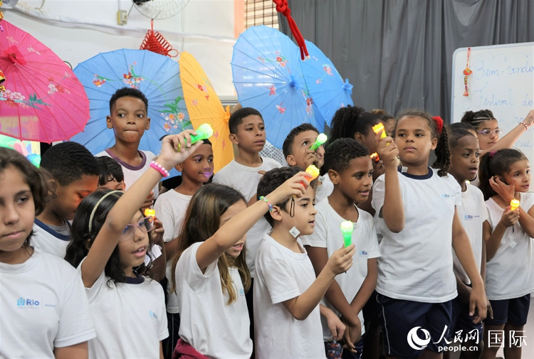 端午節(jié)活動在里約薩繆爾·韋納公立學校舉辦，該校師生合唱中文歌曲。 人民網(wǎng)記者 時元皓攝