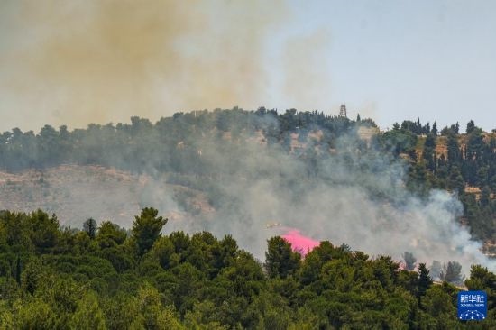 6月12日，以色列北部加利利地區(qū)遭受火箭彈襲擊后冒出滾滾濃煙。新華社發(fā)（阿亞爾·馬戈林?jǐn)z/基尼圖片社）