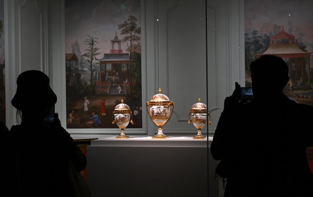 4月1日，觀眾在北京故宮參觀“紫禁城與凡爾賽宮——17、18世紀(jì)的中法交往”展覽。新華社記者金良快攝