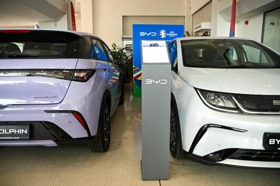 這是5月29日在馬耳他比爾基卡拉拍攝的展示廳里的比亞迪純電動汽車。新華社發(fā)（喬納森·博格 攝）