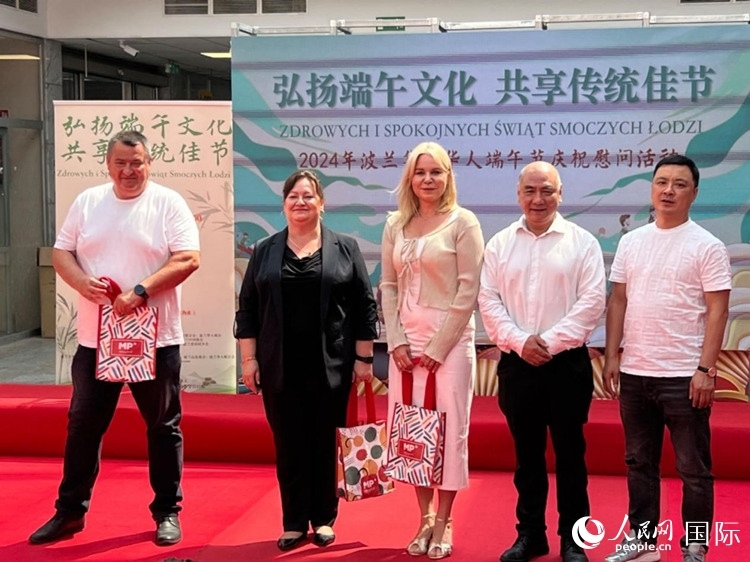 向波蘭友人發(fā)放端午節(jié)慰問品。人民網(wǎng)記者 李增偉攝