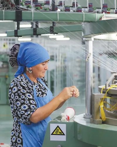 在針織毛坯車間，當(dāng)?shù)毓と苏诮泳€。胡澤曦攝