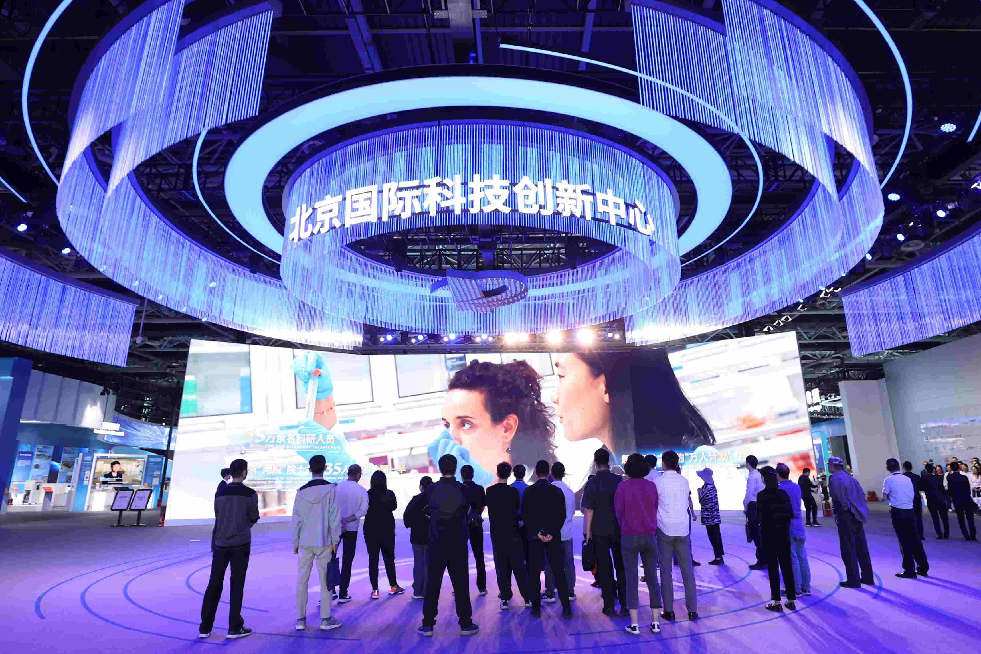 △2024年5月11日，觀眾在中關(guān)村展示中心觀看科技創(chuàng)新宣傳片。