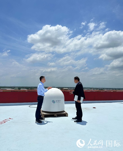 中泰兩國(guó)技術(shù)人員交流低軌寬帶衛(wèi)星互聯(lián)網(wǎng)運(yùn)行情況。人民網(wǎng)記者 簡(jiǎn)承淵攝