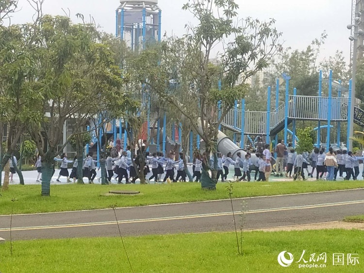 當(dāng)?shù)貎和诠珗@做游戲。人民網(wǎng)記者 黃培昭攝