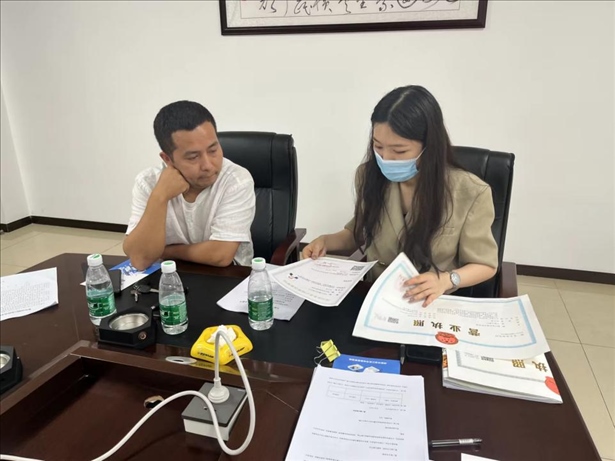 成都市溫江區(qū)市場監(jiān)管局在區(qū)農副產(chǎn)品流通交易中心為商戶上門辦理“個轉企”登記。成都市市場監(jiān)管局供圖