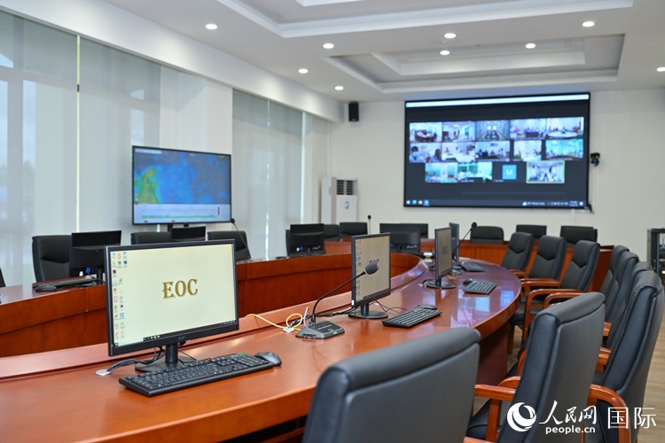 援緬甸國(guó)家疾控中心應(yīng)急指揮中心內(nèi)。人民網(wǎng)記者 謝佳君攝