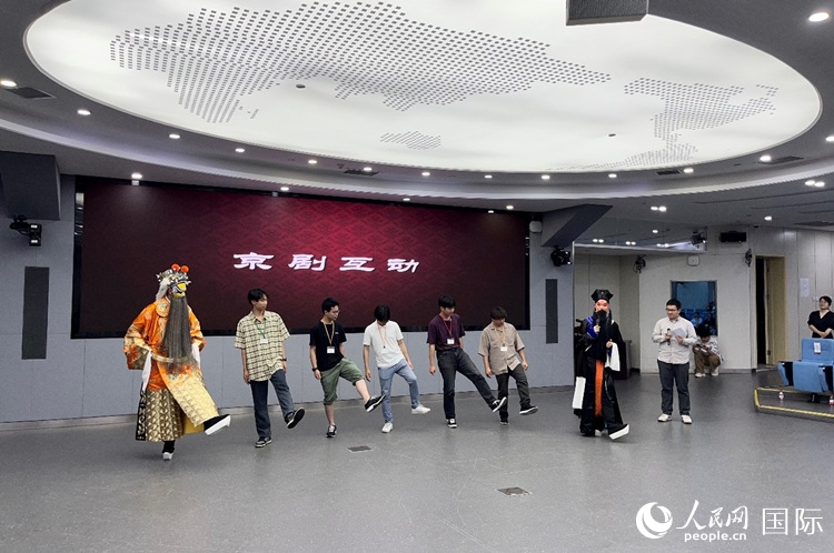 日本大學(xué)生代表團(tuán)學(xué)習(xí)京劇臺(tái)步。人民網(wǎng)記者 陳思攝