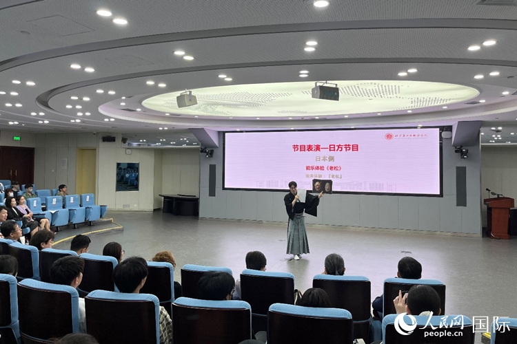 日本大學(xué)生介紹能樂(lè)知識(shí)。人民網(wǎng)記者 陳思攝