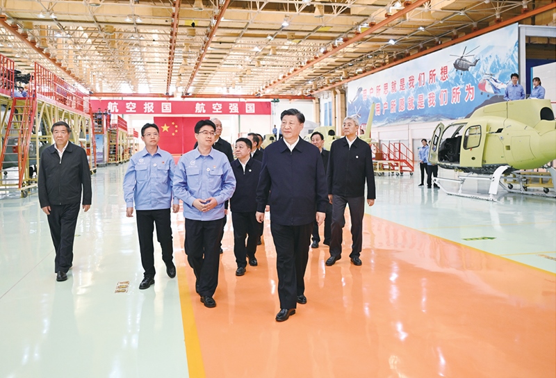 2023年10月10日至13日，中共中央總書記、國家主席、中央軍委主席習近平在江西考察。這是11日上午，習近平在景德鎮(zhèn)市昌河飛機工業(yè)（集團）有限公司考察。 新華社記者 燕雁/攝