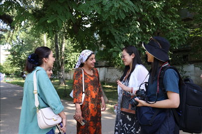 人民日報(bào)記者和塔方記者在進(jìn)行交流。顏歡攝