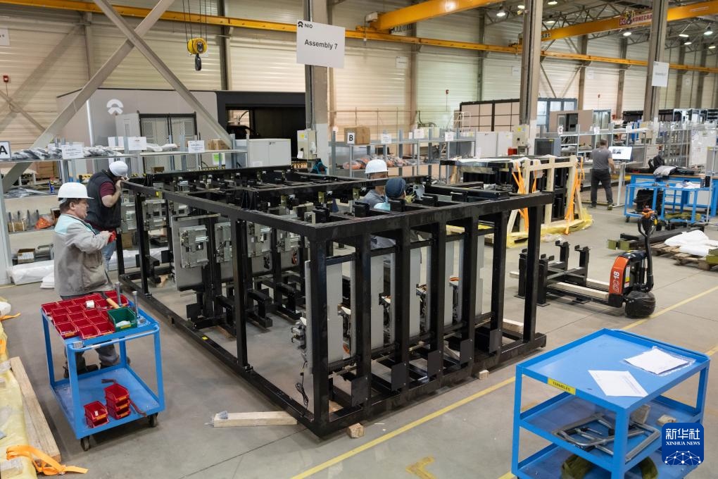 2024年1月26日，在匈牙利比奧托爾巴吉，員工在蔚來能源歐洲工廠工作。新華社發(fā)（弗爾季·奧蒂洛 攝）