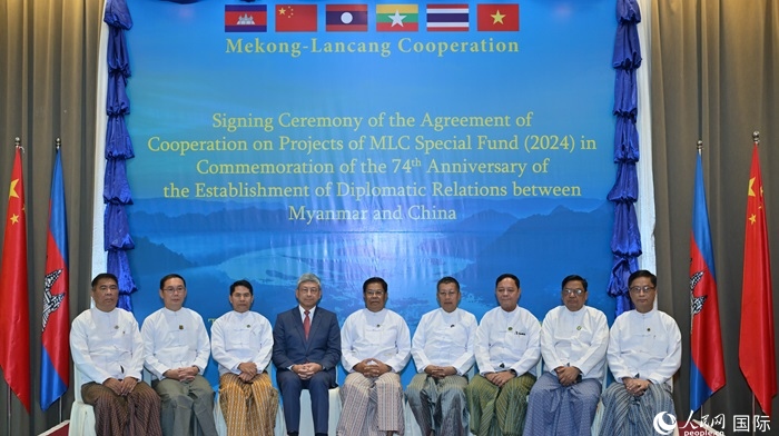 中國(guó)駐緬甸大使陳海（左四）與緬方執(zhí)行部委部長(zhǎng)合影。人民網(wǎng)記者 謝佳君攝