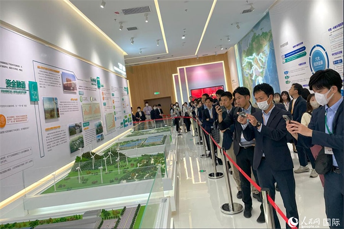 日本創(chuàng)價學(xué)會青年代表團在烏魯木齊市文化中心規(guī)劃館參觀。人民網(wǎng)記者 張麗婭攝