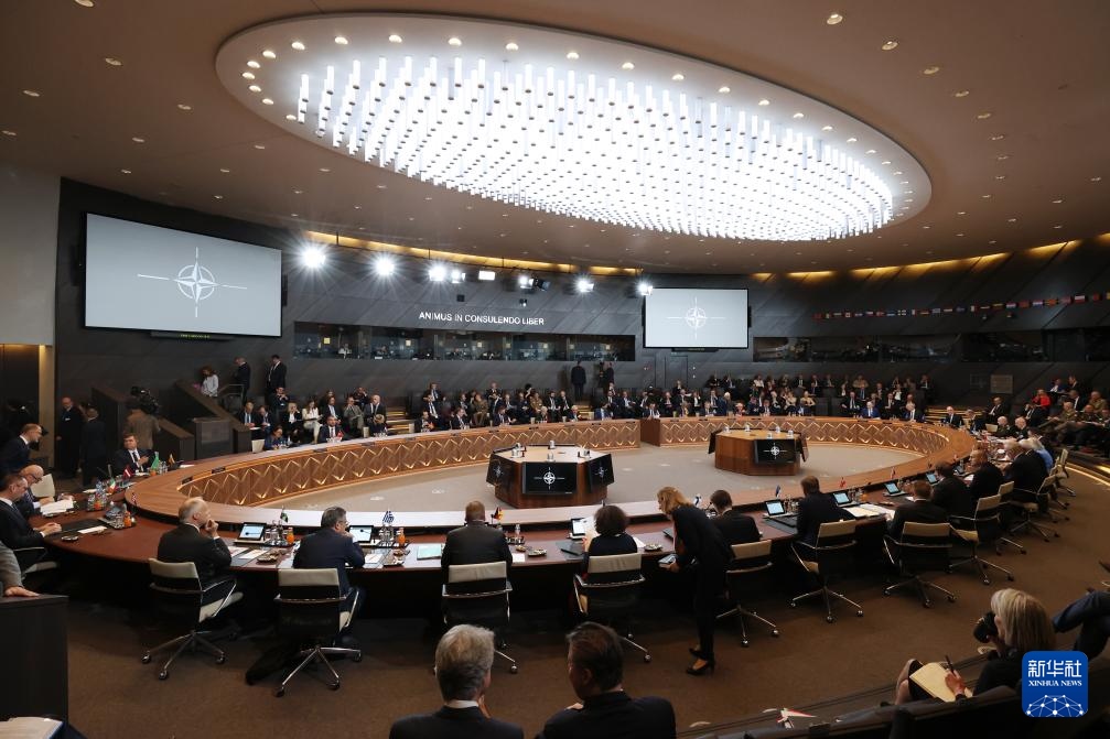 這是6月14日在比利時(shí)布魯塞爾北約總部拍攝的北約防長(zhǎng)會(huì)現(xiàn)場(chǎng)。新華社記者 趙丁喆 攝