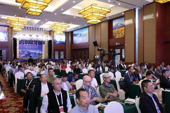  6月15日，“長白山·世界地質(zhì)公園、世界生物圈保護區(qū)可持續(xù)發(fā)展會議”現(xiàn)場。新華社發(fā)