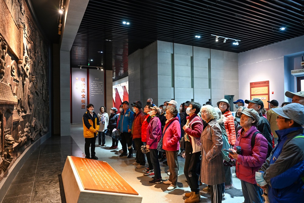 △ 2024年4月10日，北京朝陽(yáng)區(qū)安慧里社區(qū)黨委組織離退休黨員參觀“明鏡昭廉”明代反貪尚廉歷史文化園。