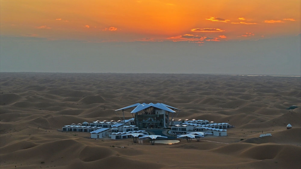 這是位于寧夏中衛(wèi)市沙坡頭景區(qū)的星星酒店（2023年9月6日攝，無人機照片）。新華社記者 王鵬 攝