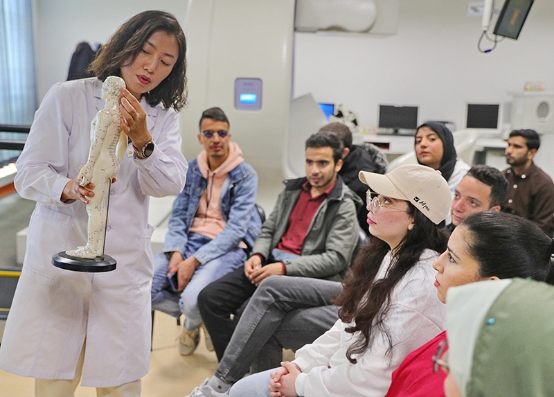 2023年4月19日，河北省秦皇島市中醫(yī)醫(yī)院醫(yī)務(wù)工作者為燕山大學(xué)外國(guó)留學(xué)生講解中醫(yī)經(jīng)絡(luò)知識(shí)。