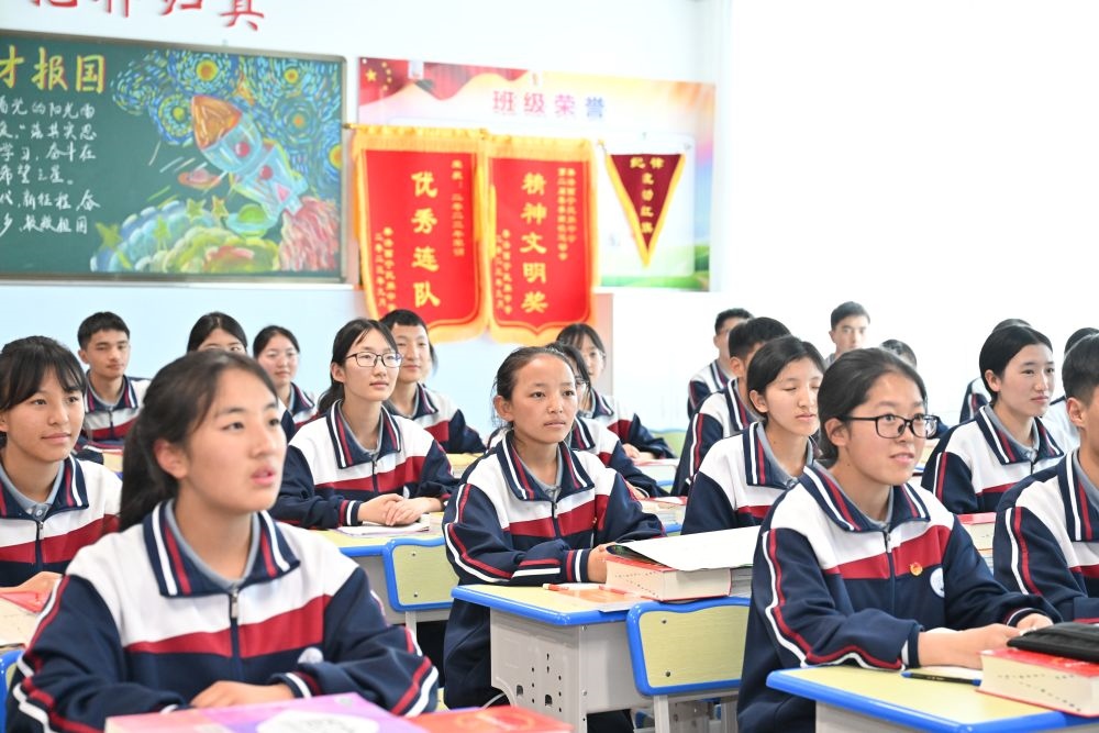 2024年6月18日，果洛西寧民族中學學生在上課。