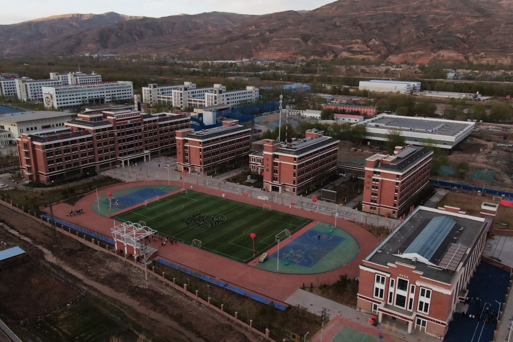2021年4月28日拍攝的果洛西寧民族中學（無人機照片）。