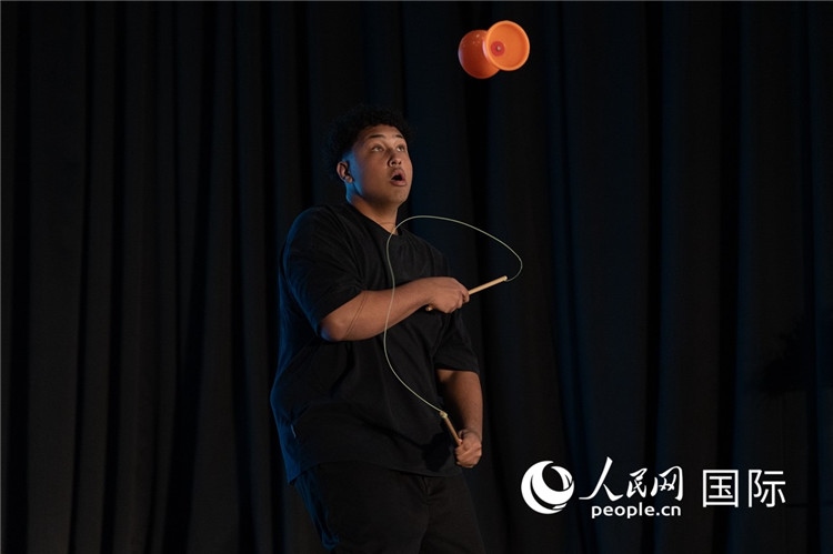 參賽選手表演的抖空竹如行云流水。人民日?qǐng)?bào)非洲中心分社 希拉茲·莫林?jǐn)z