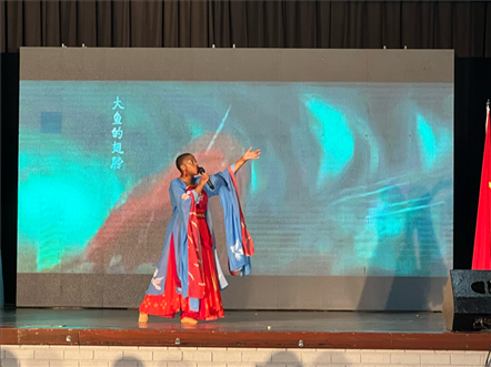 一等獎(jiǎng)獲得者彩翼進(jìn)行才藝表。（圖片來(lái)源：孔子課堂）