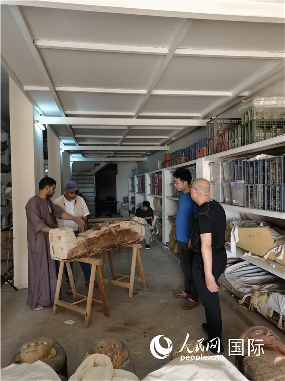 圖為中埃薩卡拉新出土文物數(shù)字化調(diào)查與研究項(xiàng)目團(tuán)隊(duì)在工作現(xiàn)場(chǎng)。