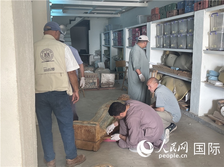 圖為中埃薩卡拉新出土文物數(shù)字化調(diào)查與研究項(xiàng)目團(tuán)隊(duì)在工作現(xiàn)場(chǎng)。薛江攝