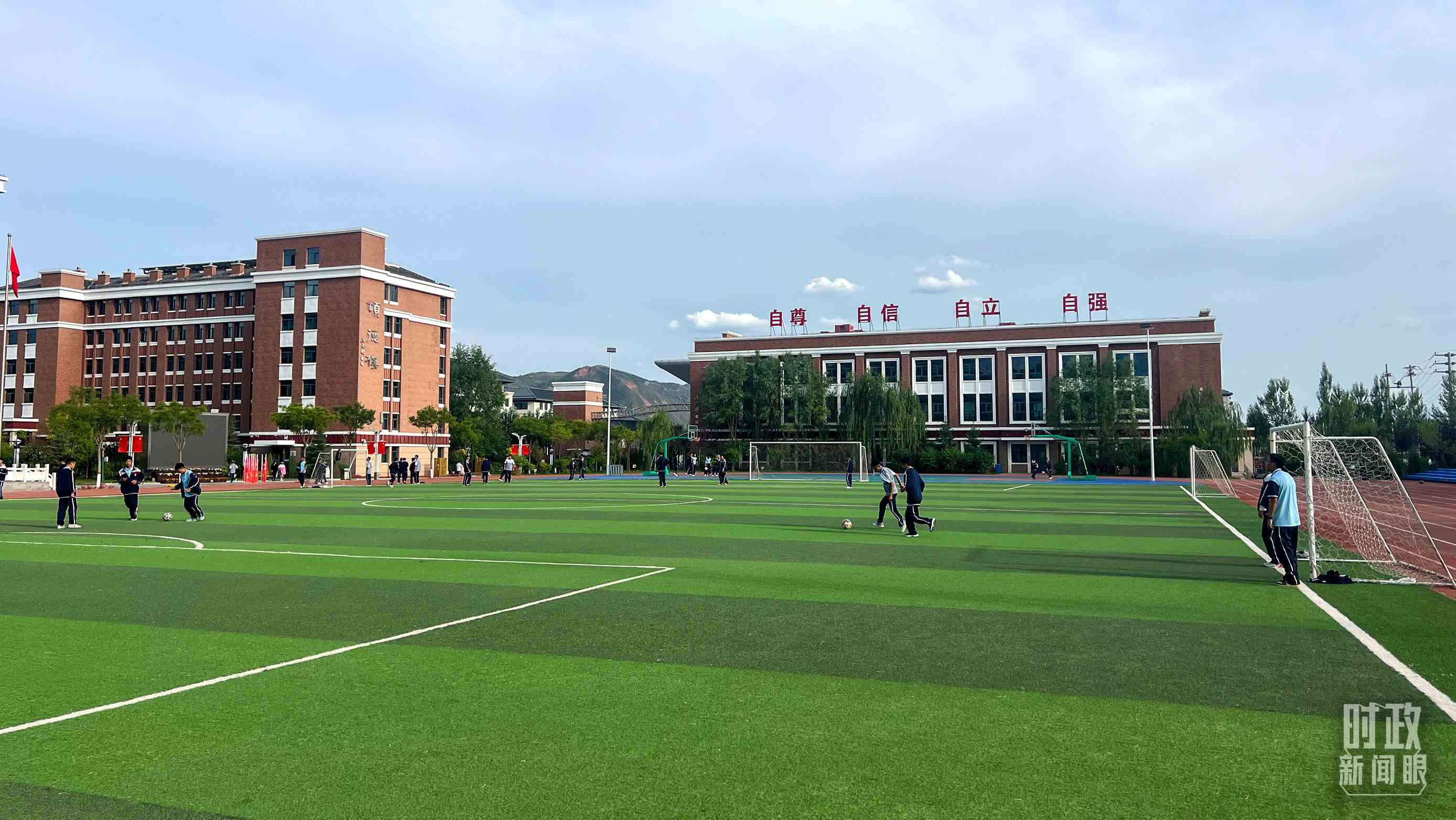 △果洛西寧民族中學(xué)。（總臺央視記者楊波、楊新禹拍攝）