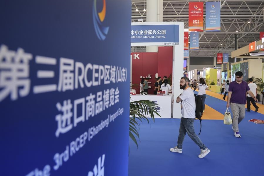 2023年8月18日，人們在第三屆RCEP區(qū)域（山東）進口商品博覽會上參觀。新華社發(fā)（許傳寶 攝）