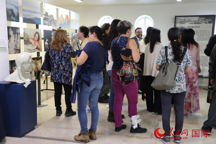 在展覽現(xiàn)場，觀眾們駐足欣賞德化白瓷和墨西哥彩瓷。人民網(wǎng) 埃內(nèi)斯托·多明戈斯攝