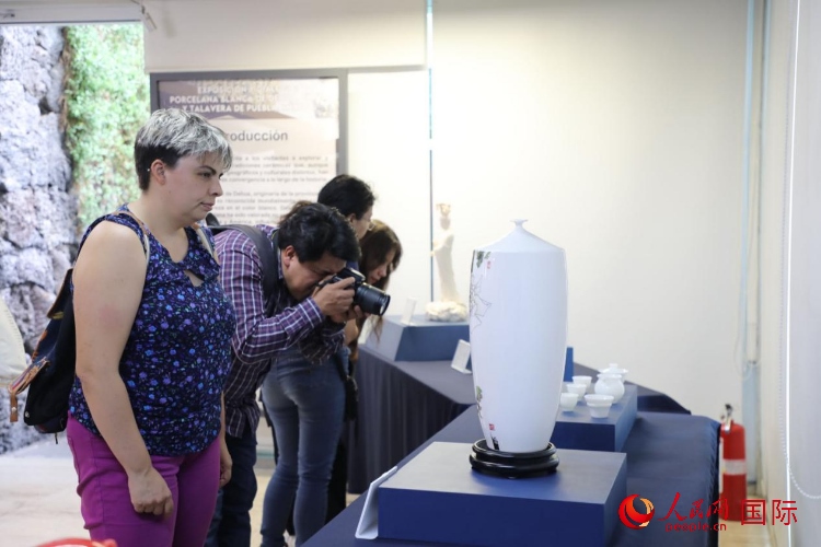 在展覽現(xiàn)場，觀眾們駐足欣賞德化白瓷和墨西哥彩瓷。人民網(wǎng) 埃內(nèi)斯托·多明戈斯攝